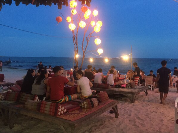 Aamiainen ja lounas; kansainvälinen keittiö, näkymät rannalle