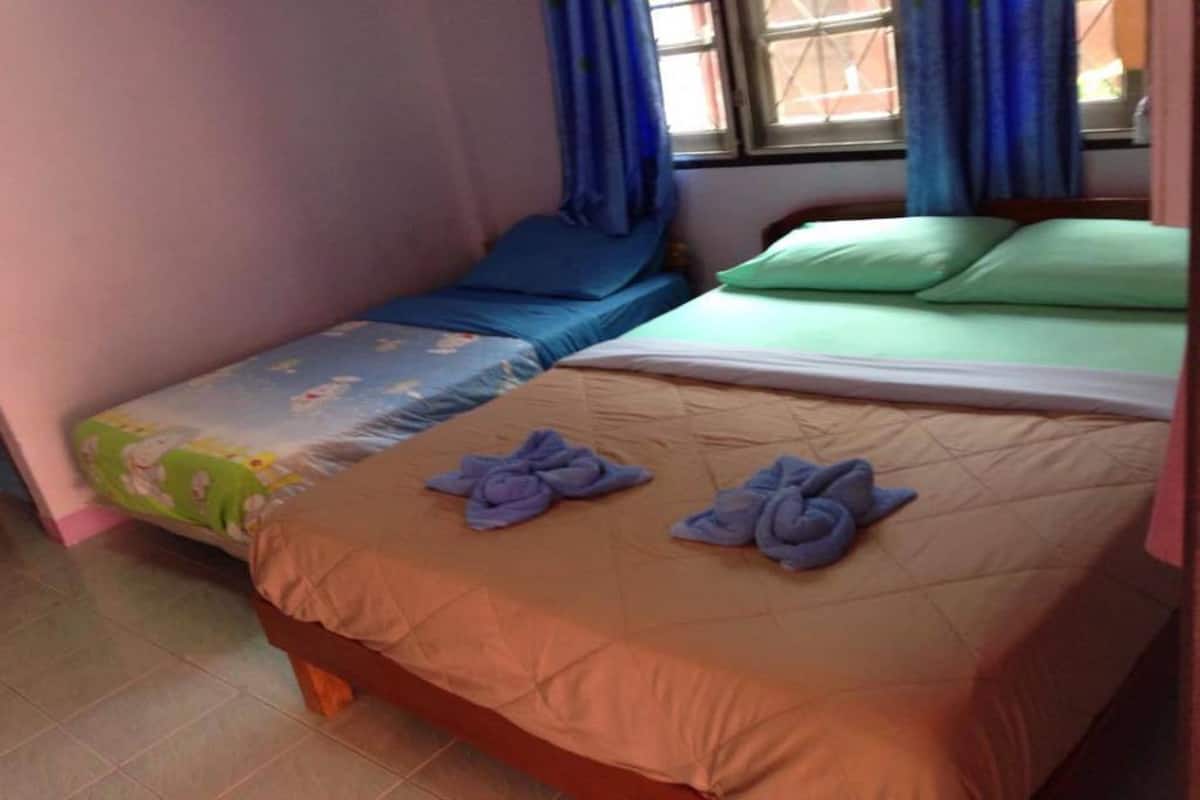 Triple Room | In-room safe, blackout curtains, free WiFi