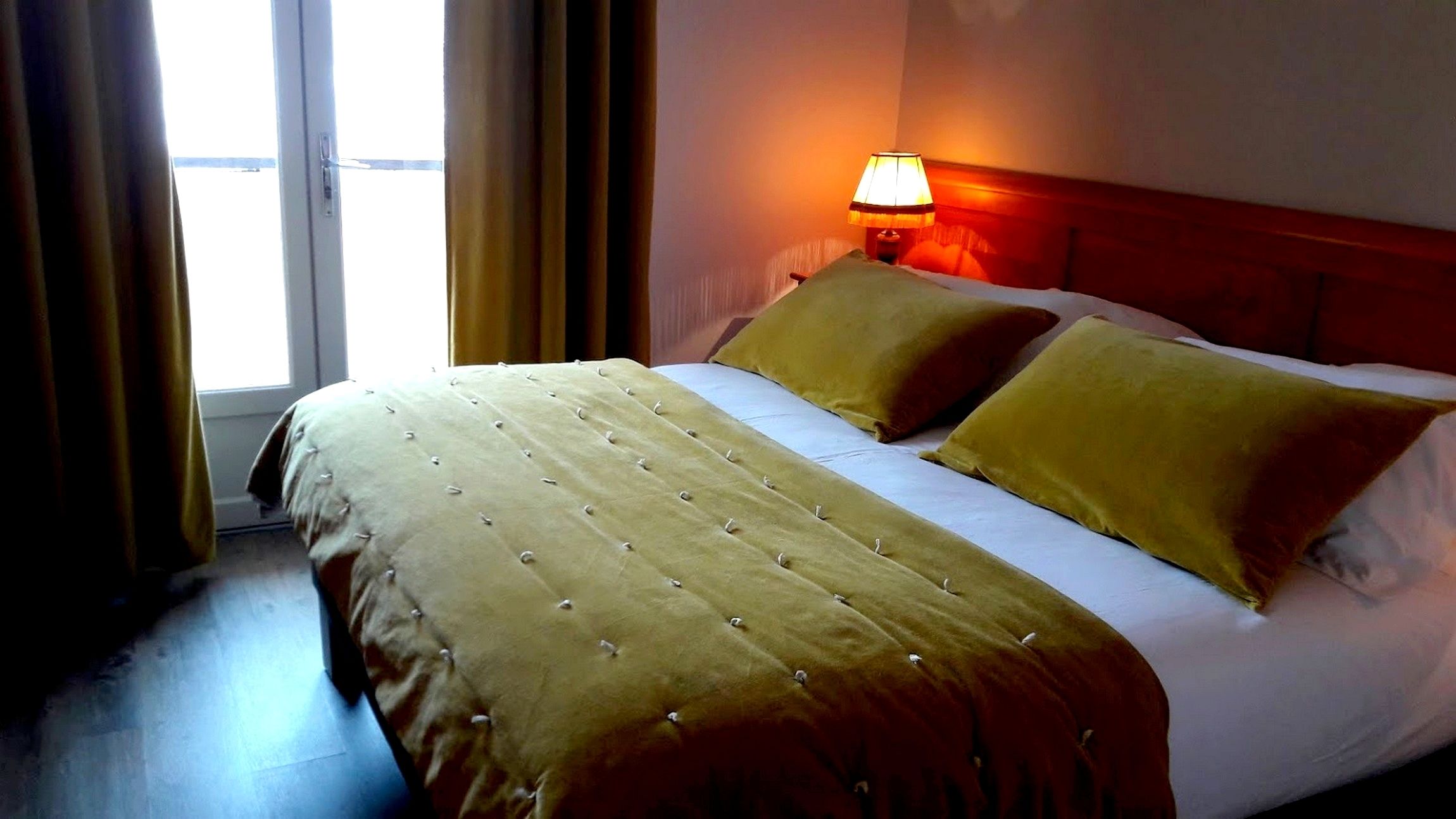 desk, soundproofing, free cots/infant beds, free wifi