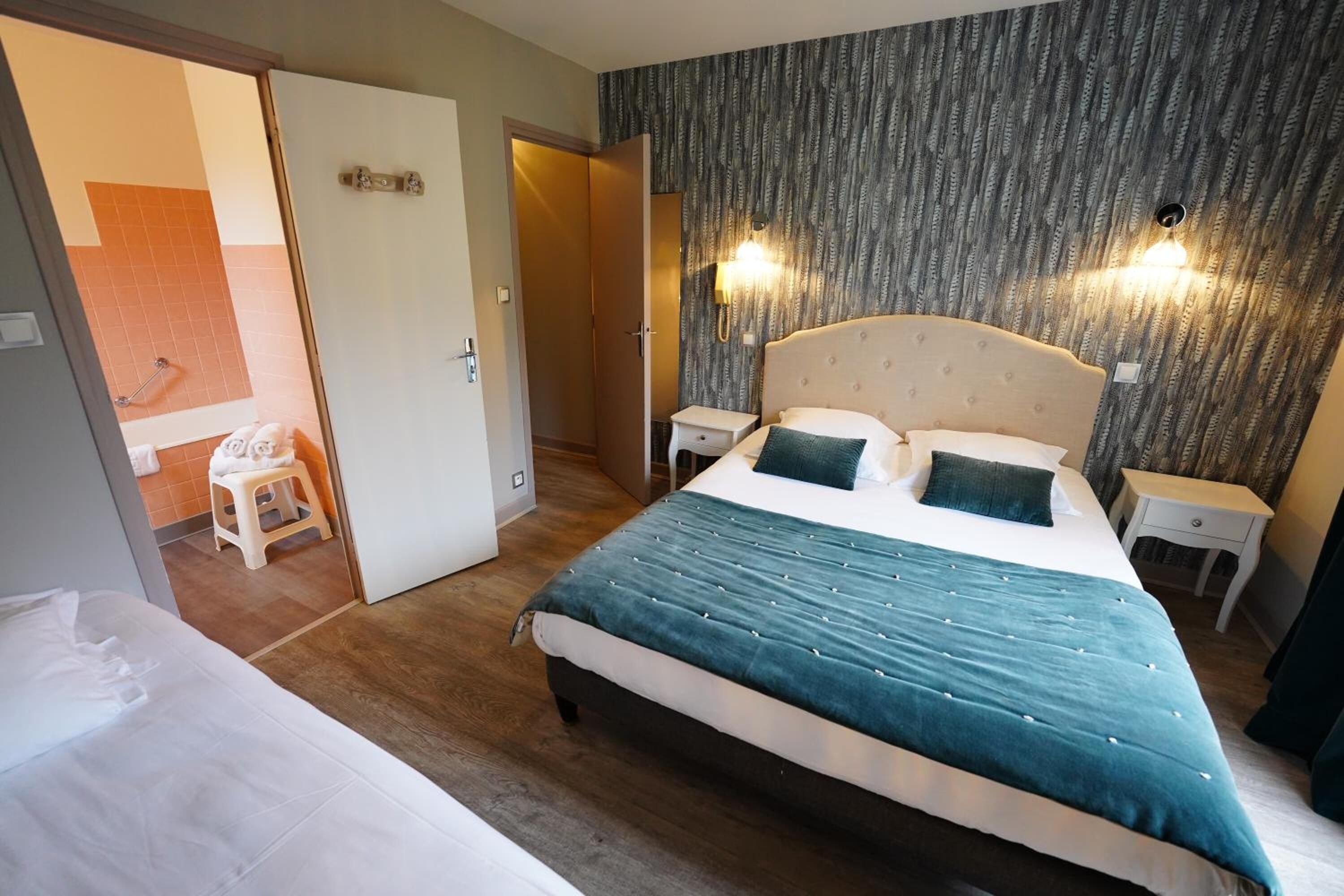 desk, soundproofing, free cots/infant beds, free wifi