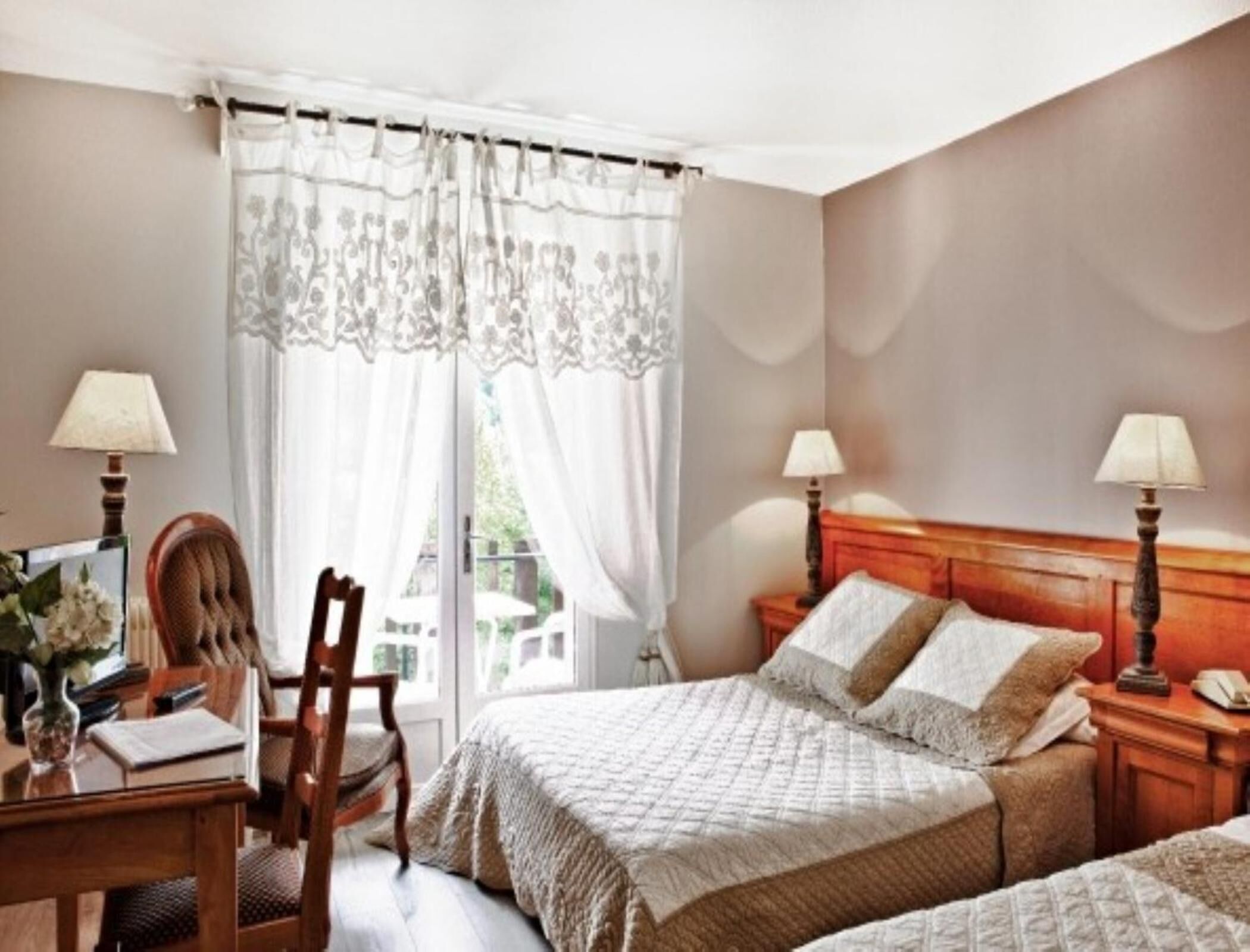 Desk, soundproofing, free cots/infant beds, free WiFi