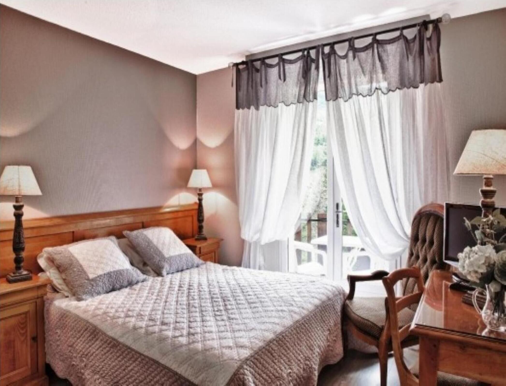 desk, soundproofing, free cots/infant beds, free wifi