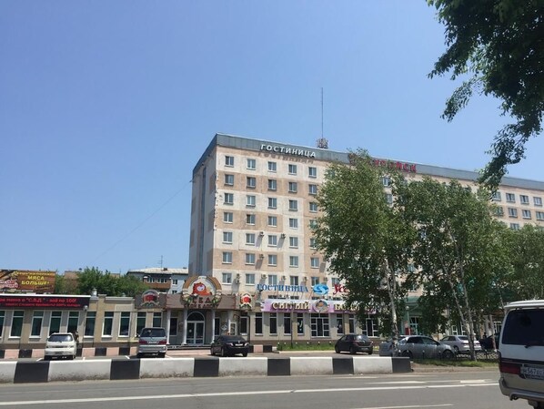 Vista frontal de la propiedad