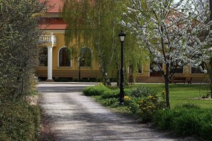 Property grounds - Hotel Plauter Kúria (Velky Meder)