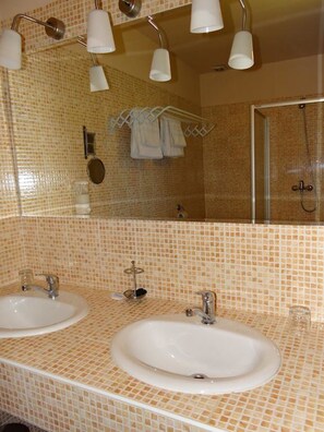 Shower, free toiletries, towels