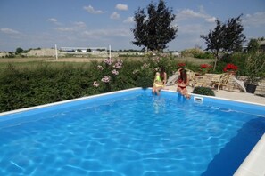 Outdoor pool, pool umbrellas, sun loungers - Hotel Plauter Kúria (Velky Meder)