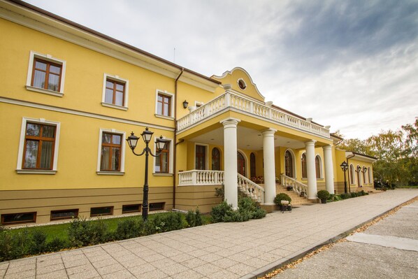 Front of property - Hotel Plauter Kúria (Velky Meder)