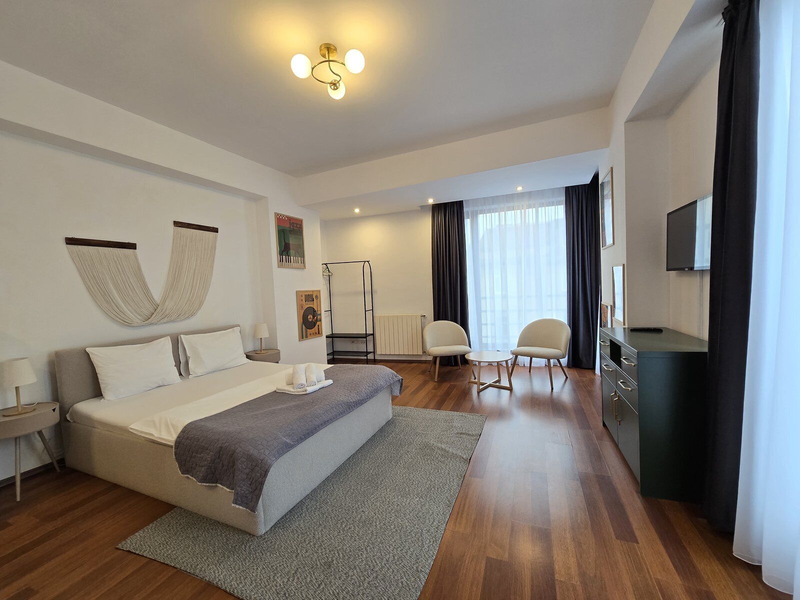 مكواة/لوح كي وأسرّة أطفال/رضّع وواي فاي مجانًا