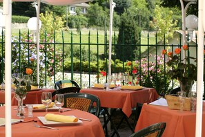 Outdoor dining - Hôtel Restaurant de la Poste (Saint-Just-en-Chevalet)