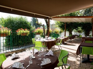 Outdoor dining - Hôtel Restaurant de la Poste (Saint-Just-en-Chevalet)