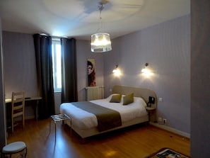 Room - Hôtel Restaurant de la Poste (Saint-Just-en-Chevalet)
