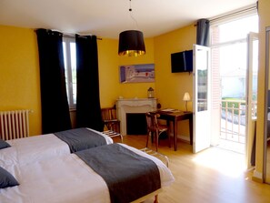 Desk, free cots/infant beds, free WiFi - Hôtel Restaurant de la Poste (Saint-Just-en-Chevalet)