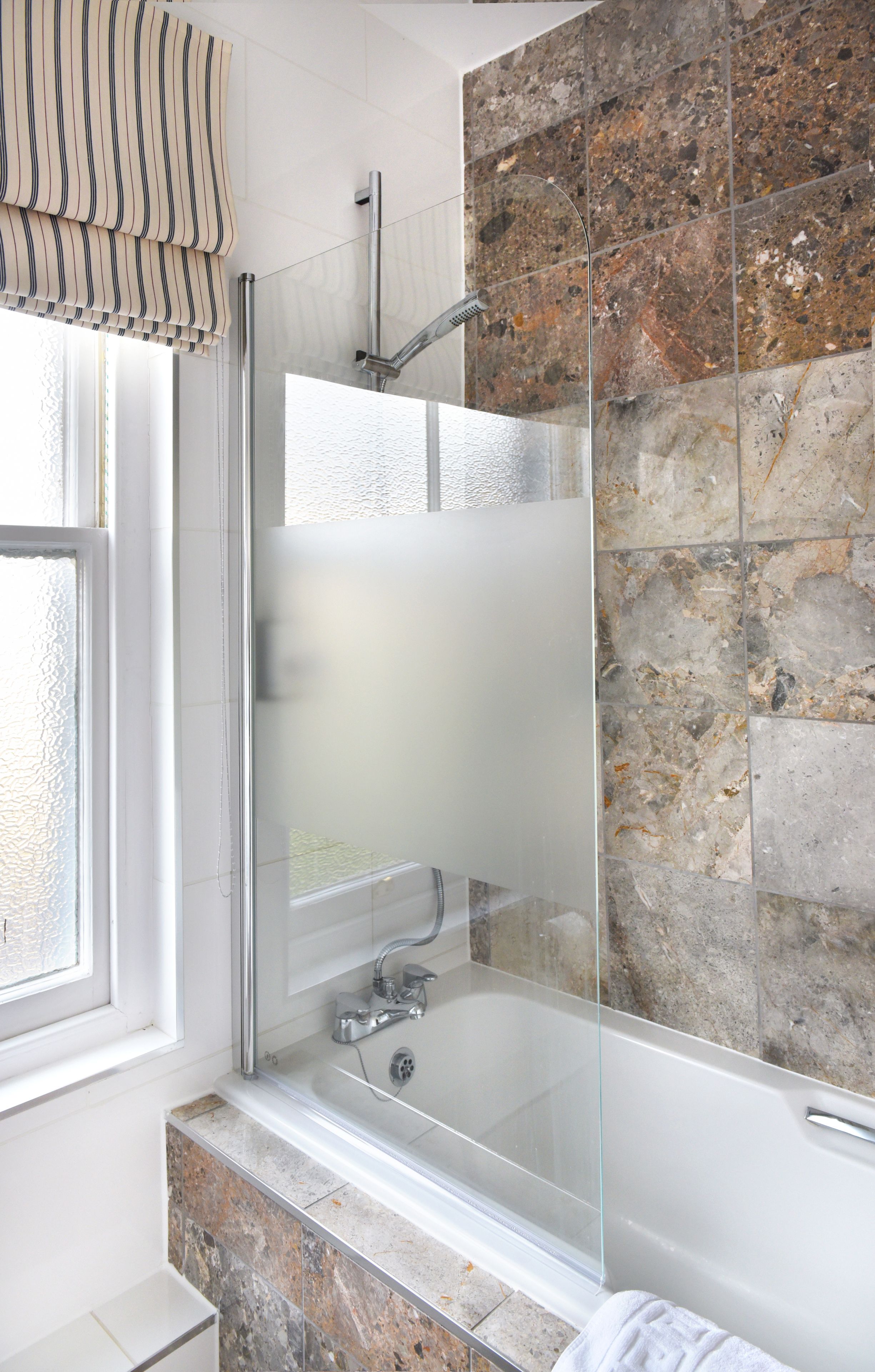 standard double room | bathroom | combined shower/bathtub, free toiletries, hair dryer, towels