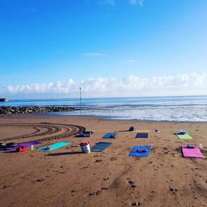 بالقرب من الشاطئ