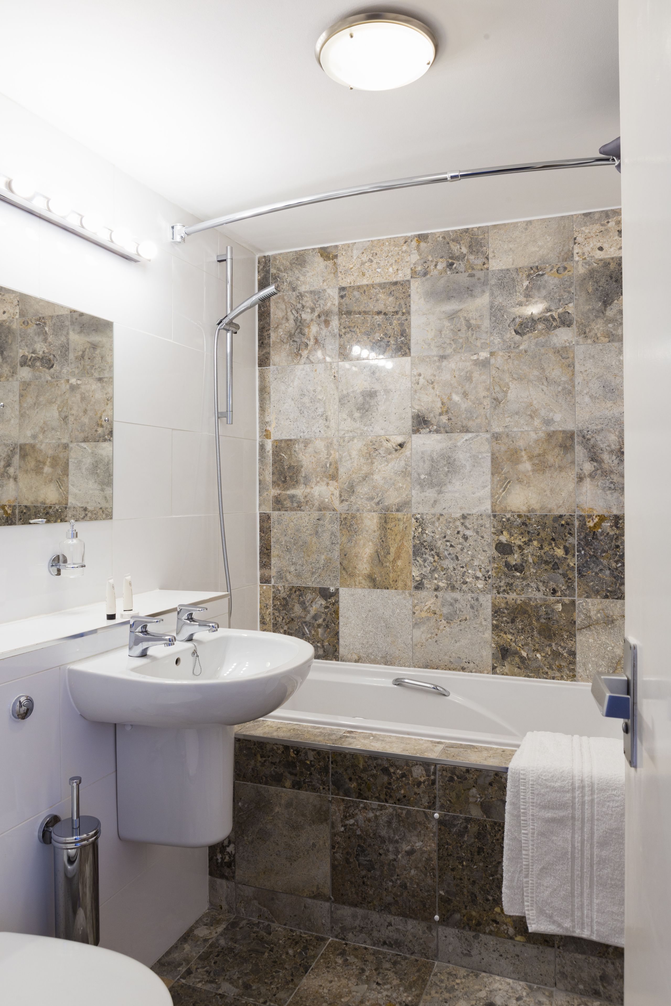 deluxe double room | bathroom | combined shower/bathtub, free toiletries, hair dryer, towels