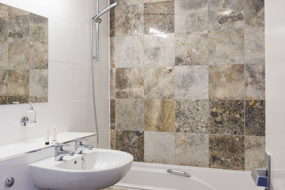 deluxe double room | bathroom | combined shower/bathtub, free toiletries, hair dryer, towels
