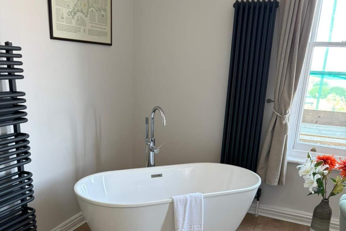 Exclusive Studio Suite | Bathroom | Combined shower/tub, free toiletries, hair dryer, towels