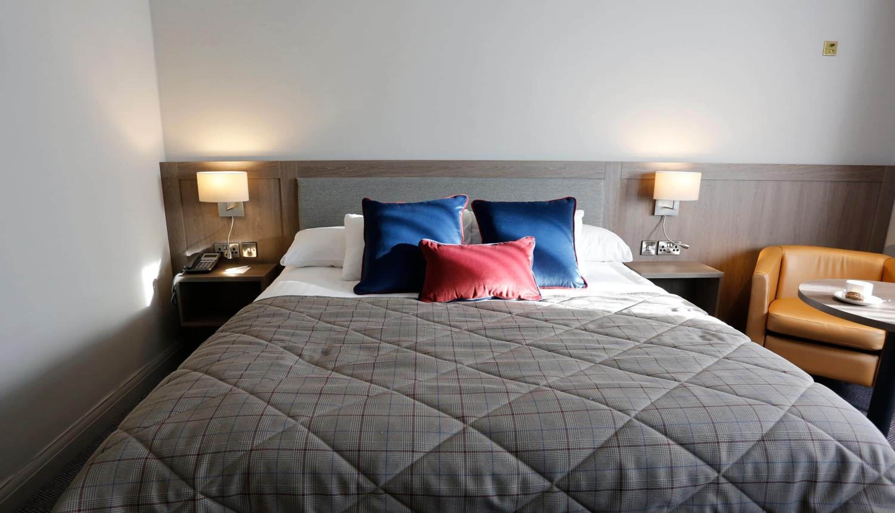 standard double or twin room, 1 king bed | in-room safe, desk, free wifi, bed sheets