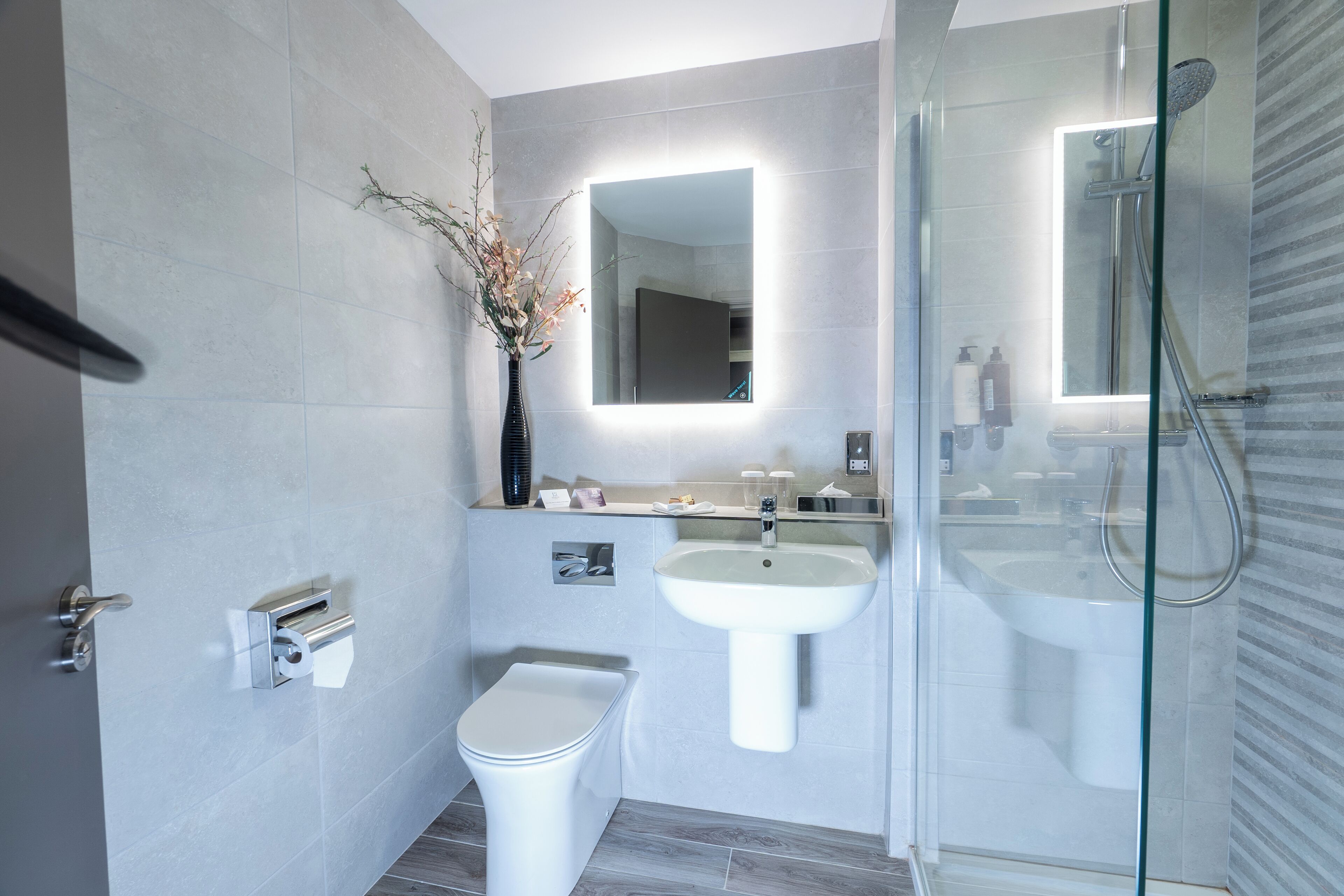 executive double room, 1 king bed | bathroom | combined shower/bathtub, free toiletries, bathrobes, towels