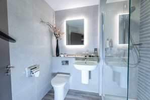 Executive Double Room, 1 King Bed | Bathroom - Seagoe Hotel (Craigavon)