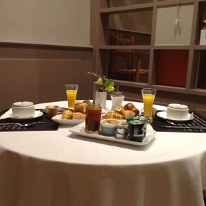 Frukost (EUR 7.50 per person)