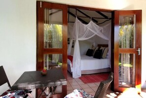 Chalet, vista al jardín | Terraza o patio