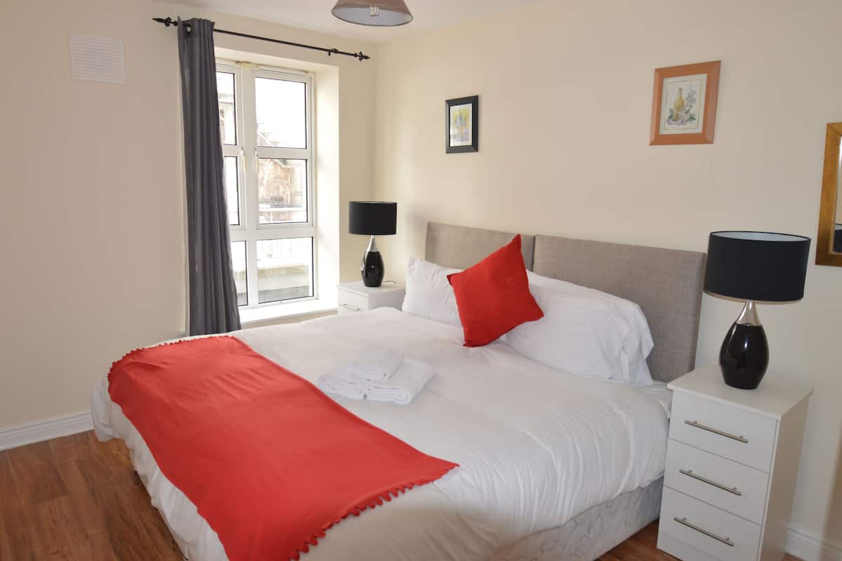 Premium Apartment, 2 Bedrooms | 2 bedrooms, iron/ironing board, WiFi (free)