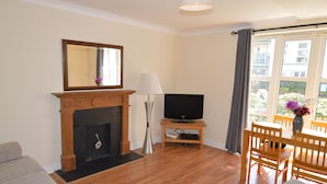 Apartamento premium, 2 quartos | Área de estar