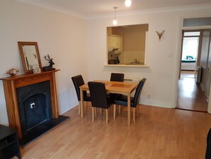 Superior Apartment, 2 Bedrooms, Garden View | In-room dining