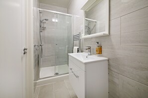 Deluxe Single Room, Ensuite | Bathroom | Free toiletries, hair dryer, towels