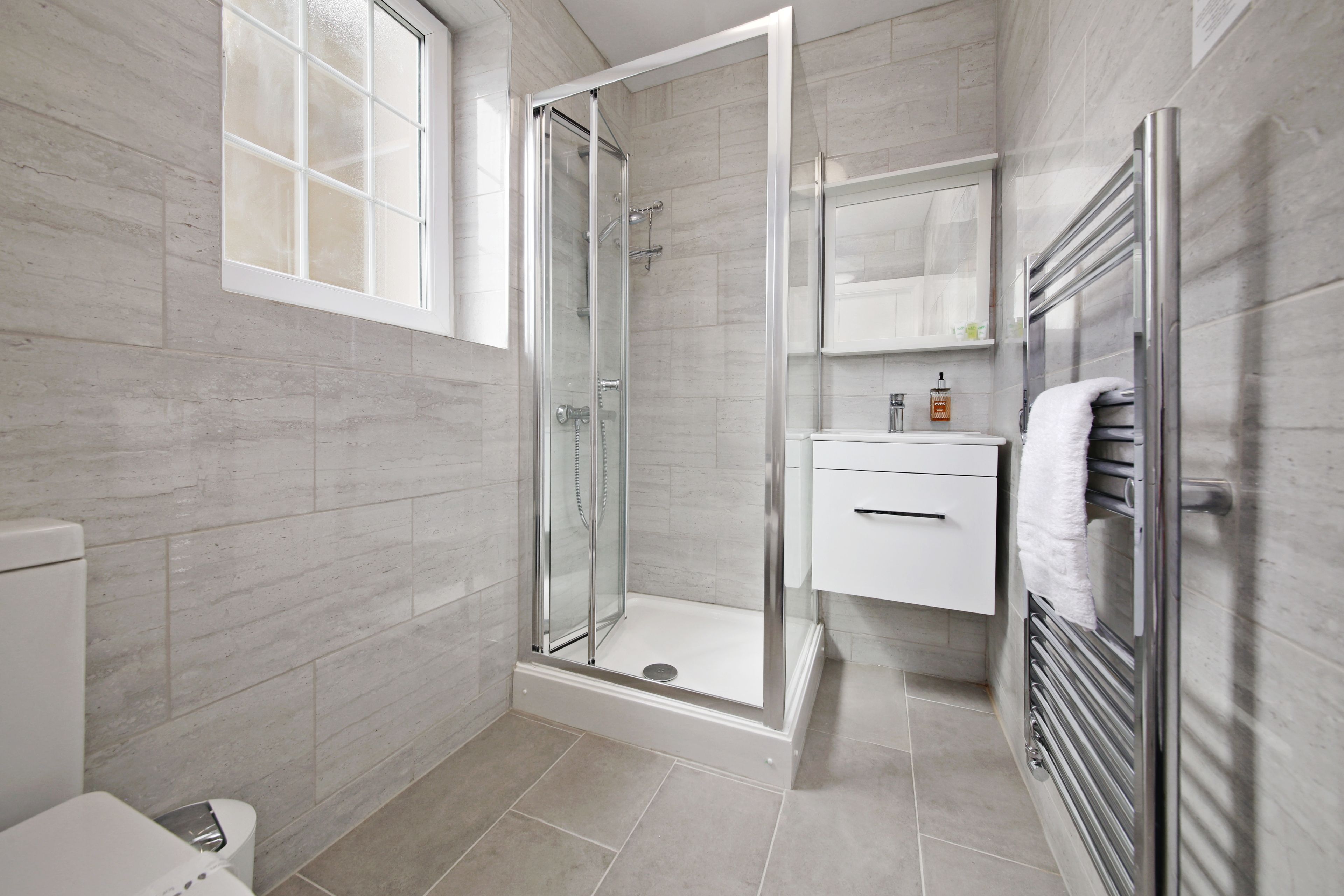 deluxe twin room, ensuite | bathroom | free toiletries, hair dryer, towels