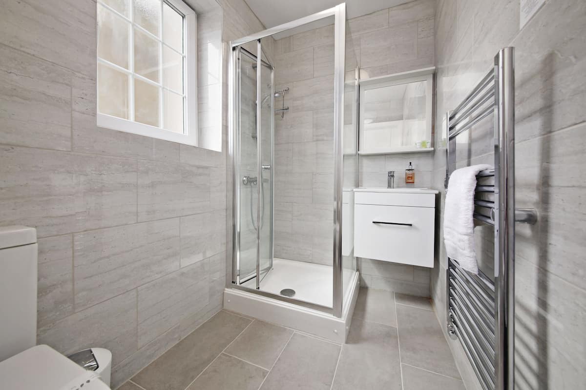 deluxe twin room, ensuite | bathroom | free toiletries, hair dryer, towels