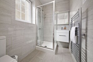 Deluxe-værelse med 2 enkeltsenge - eget badeværelse | Badeværelse | Gratis toiletartikler, hårtørrer, håndklæder