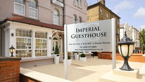 A sign for the Imperial Guesthouse advertising free car park, free WiFi, and en-suite rooms. - Imperial Guest House (Hounslow)