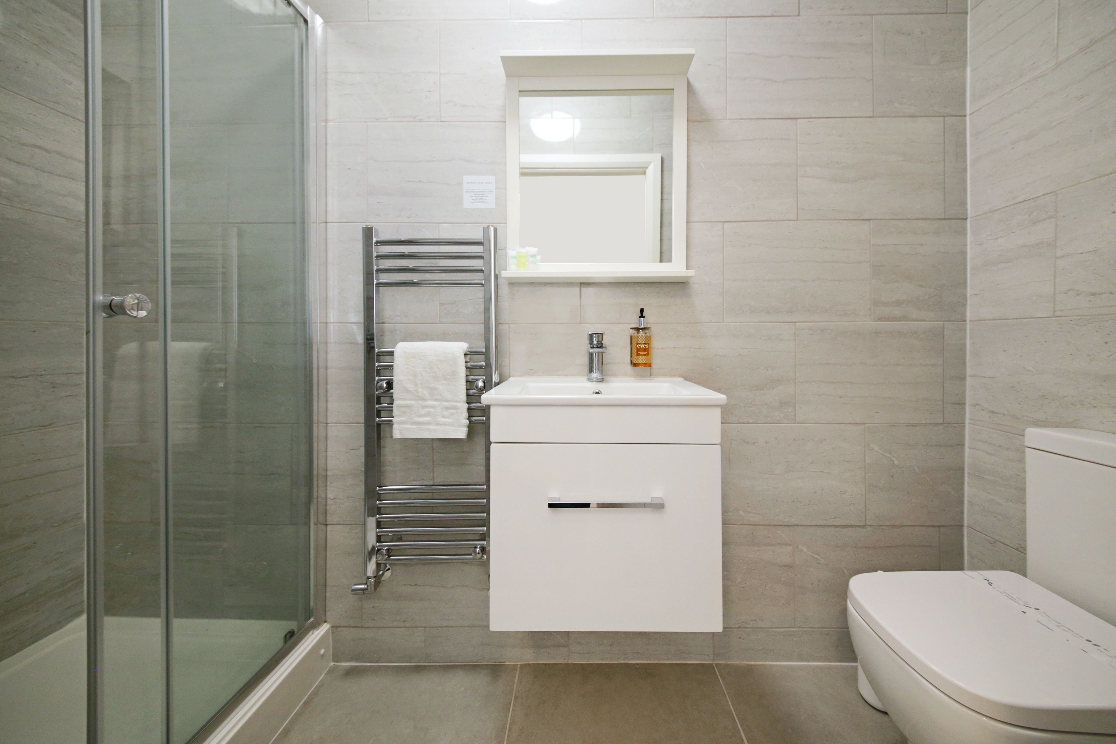 deluxe double room, 1 queen bed, ensuite | bathroom | free toiletries, hair dryer, towels