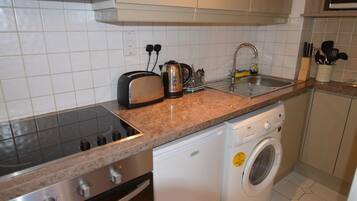 Superior Apartment, 2 Bedrooms, Kitchen, City View | Private kitchen | Full-sized fridge, microwave, oven, stovetop