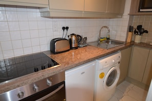 スーペリア アパートメント 2 ベッドルーム キッチン シティビュー | 専用キッチン | 大型冷蔵庫、電子レンジ、オーブン、コンロ