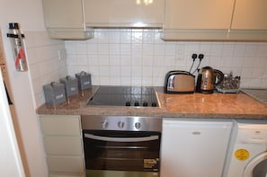 Superior Apartment, 2 Bedrooms, Kitchen, City View | Private kitchen | Full-size fridge, microwave, oven, stovetop