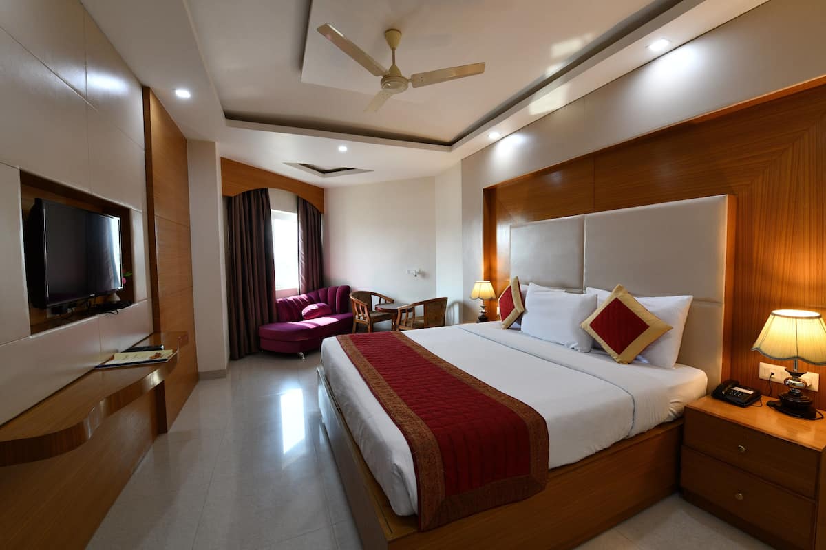 Suite, 1 King Bed | 1 bedroom, minibar, in-room safe, desk
