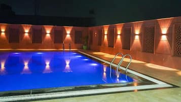 Kolam renang indoor