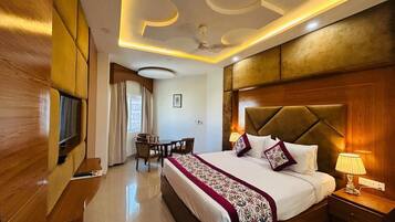 Suite, 1 King Bed | Minibar, in-room safe, desk, blackout curtains