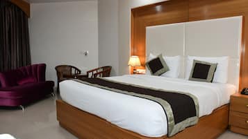 Minibar, caja de seguridad en la habitación y escritorio