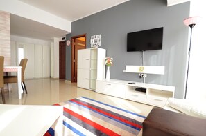 Appartement supérieur, 1 chambre | Aire de séjour | Téléviseur à DEL, bureau