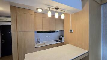 King Studio 5 | Private kitchen | Fridge, microwave, stovetop, coffee/tea maker