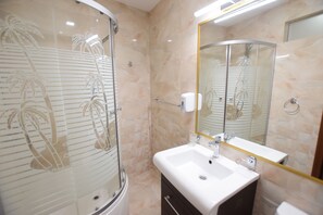 Douche, articles de toilette (gratuits), séchoir à cheveux