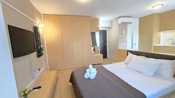 Queen Studio 6 | Hypo-allergenic bedding, desk, iron/ironing board, free WiFi