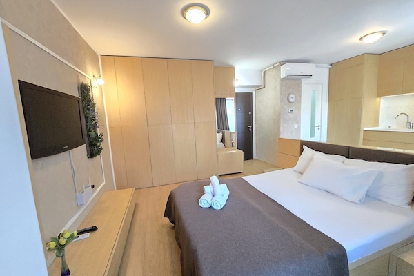 Queen Studio 6 | Hypo-allergenic bedding, desk, iron/ironing board, free WiFi