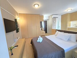 Queen Studio 6 | Allergitestade sängkläder, skrivbord och strykjärn/strykbräda