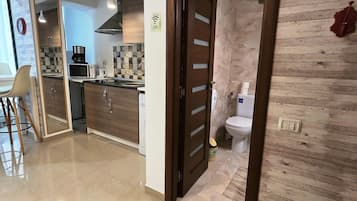 Studio 10 | Biancheria da letto ipoallergenica, una scrivania, ferro/asse da stiro