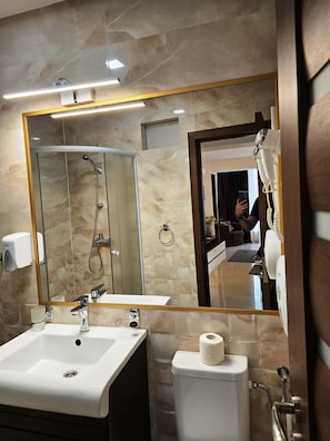 Studio 11 | Baño | Ducha, artículos de higiene personal gratuitos y secador de pelo